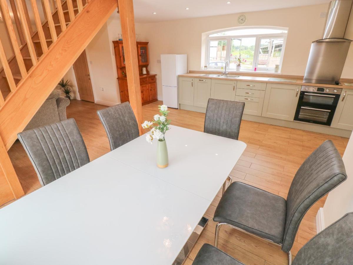 Вилла Woodpecker Barn Pontyclun Экстерьер фото